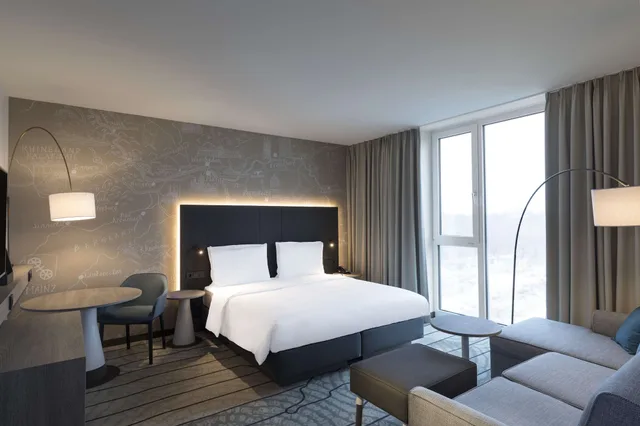 غرفة بسريرين منفصلين مع أريكة، Hyatt Place Frankfurt Airport 1/3