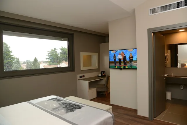 Junior Suite, 1 King and 1 Single Beds, Albergo Roma, Bw Signature Collection 3/3