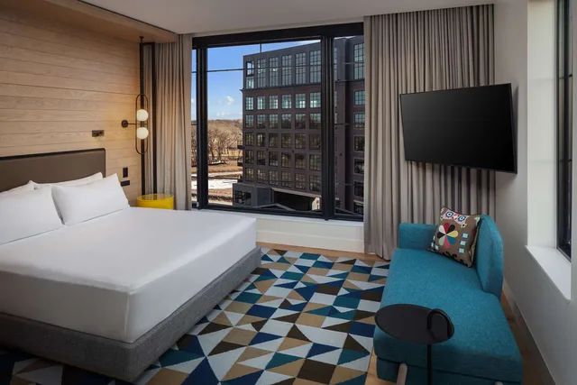 Room, King Bed, District View, Balcony, Corner، Canopy by Hilton Sioux Falls Downtown 1/2