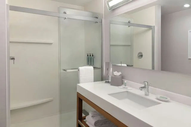 غرفة بسرير كينج مع أريكة، Courtyard By Marriott Palo Alto Los Altos 9/9