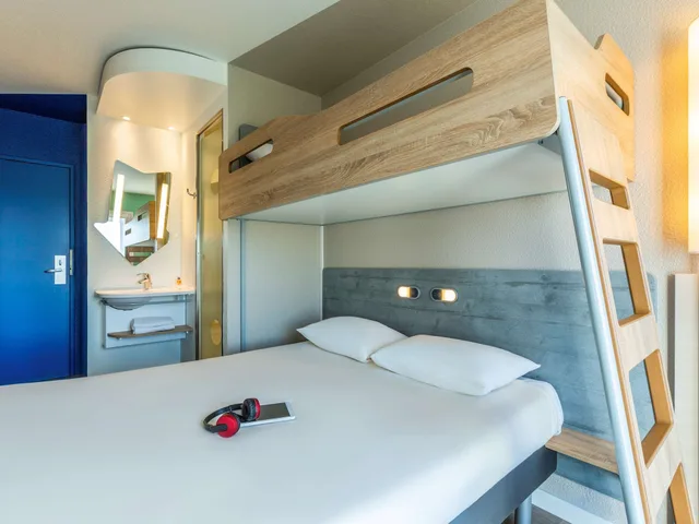 غرفة ثلاثية بسرير مزدوج وسرير بطابقين، Ibis Budget Versailles Trappes 5/7