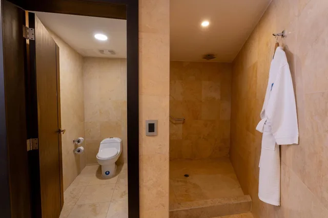جناح جونيور، Wyndham Quito Airport 9/10