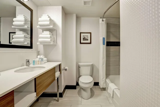 غرفة بسرير كينج وسريرين كوين، Hampton Inn St Catharines Niagara On 6/10