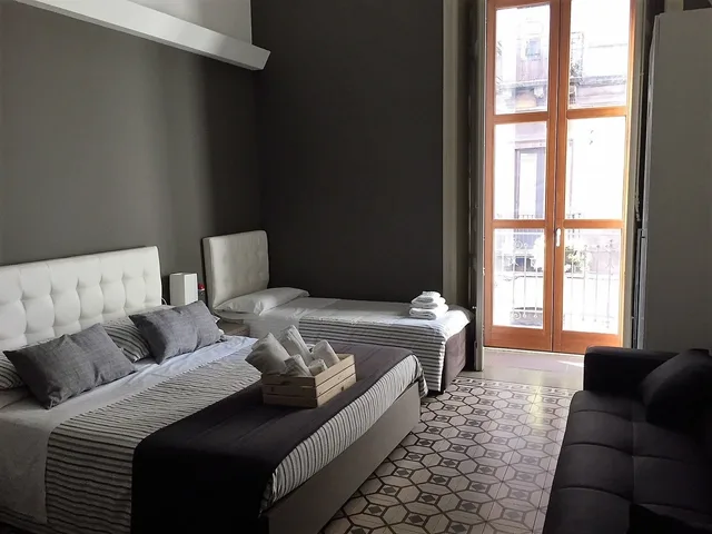غرفة قياسية رباعية بسرير كوين وسرير فردي مع أريكة، Ottomood Ala Ovest Catania Centro 1/4