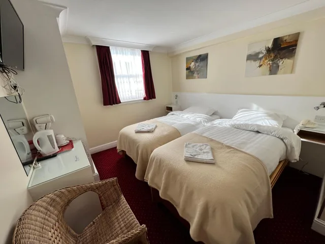 غرفة بسريرين منفصلين بحمام خاص، Melbourne House 10/10