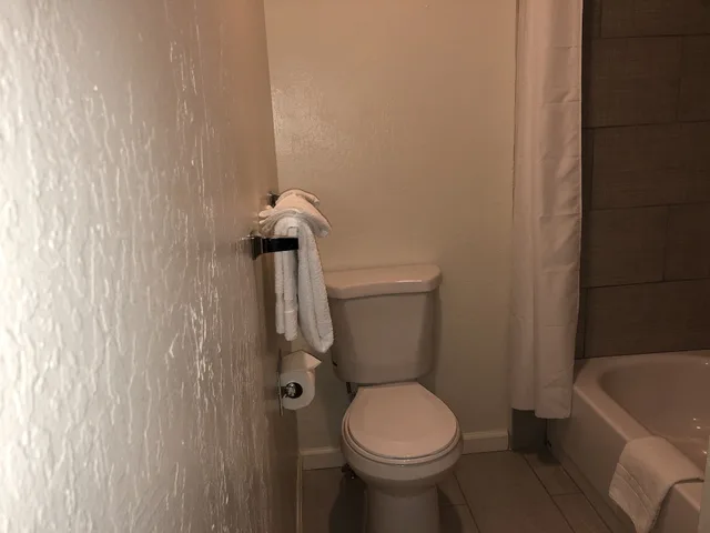 غرفة ديلوكس بسرير كينج، Cedar Inn & Suites 5/5