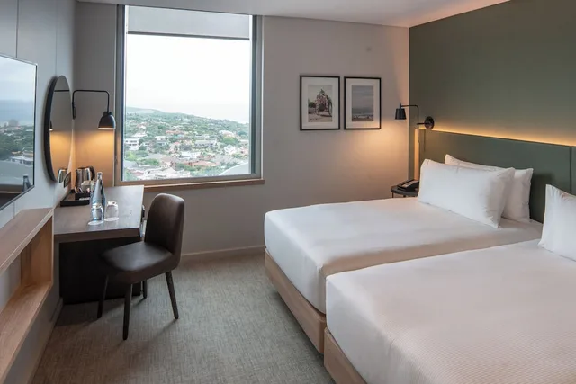 غرفة أساسية بسريرين منفصلين بإطلالة على البحر، Hilton Garden Inn Umhlanga Arch 4/6