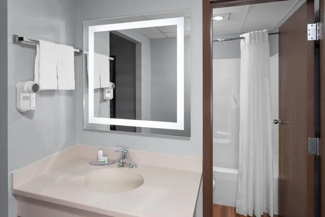 غرفة بسرير كينج، AmericInn & Suites By Wyndham Baraboo Event Center 3/5