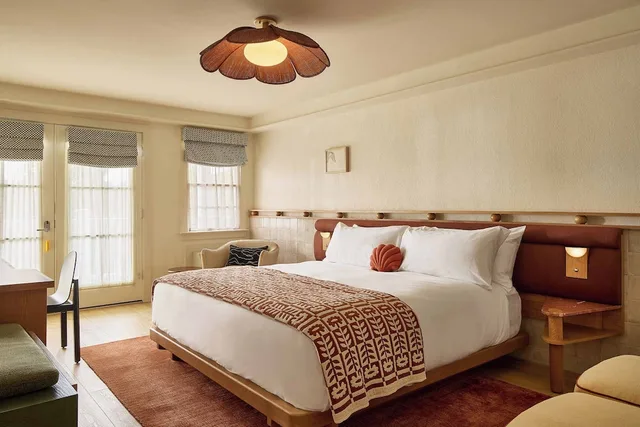 Courtyard, King Bed، The Beachside At Nantucket 3/7