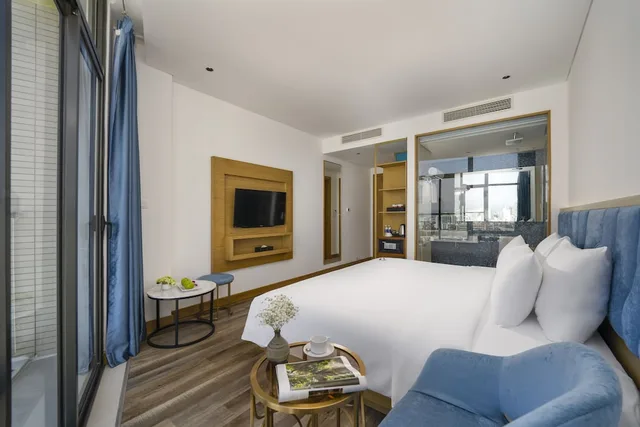 غرفة ديلوكس بسرير كينج بشرفة، San Marino Boutique Danang 7/10
