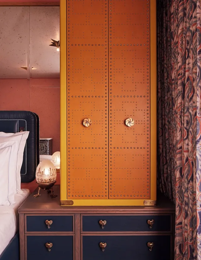 Twin Beds, The Fifth Avenue Hotel 4/4