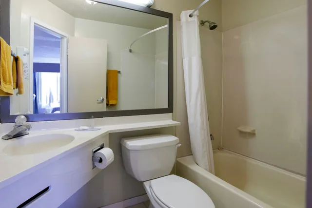 غرفة بسرير كينج، Copley Inn & Suites By OYO Akron OH 4/4