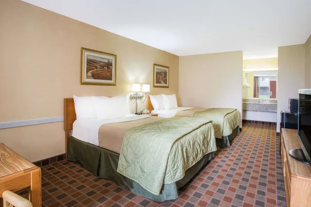غرفة بسريرين كوين، Ramada by Wyndham Wytheville 2/4