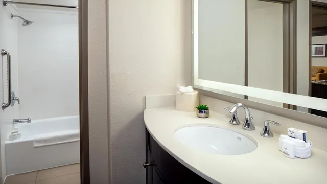 جناح بسرير كينج وسريرين كوين بغرفتي نوم بمنطقة جلوس، Holiday Inn Hotel And Suites Phoenix Airport North 2/4