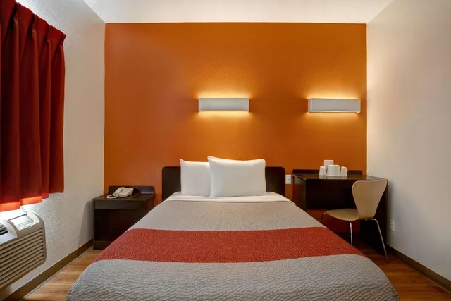 1 Queen Bed ADA/RI Shower، Motel6 Gilroy, CA 8/10