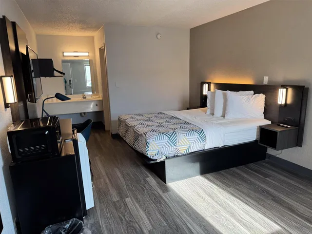 1 Full Bed - Mobility Access RI Shwr, Nsmk، Motel6 Farmington Hills, MI - Northwest - Farmington Hills 2/10