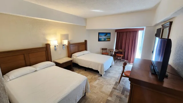 غرفة قياسية بسرير مزدوج بإطلالة جزئية على البحر، Copacabana Beach Hotel Acapulco 5/7
