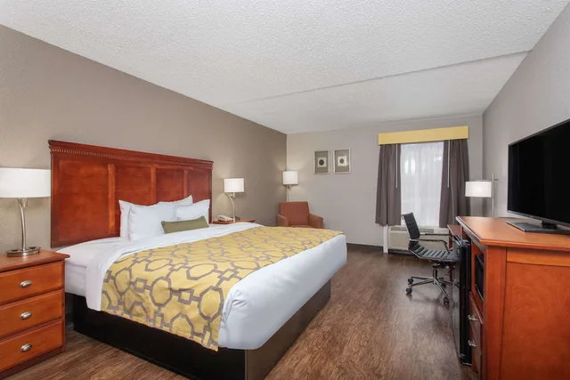 غرفة بسرير كينج لذوي الإعاقة، SureStay by Best Western Greenville 1/3