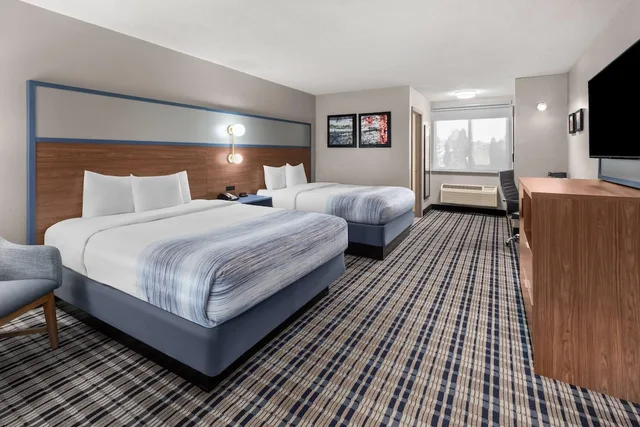 Room, 2 Queen Beds, Pool Side، AmericInn by Wyndham Appleton Downtown 1/10