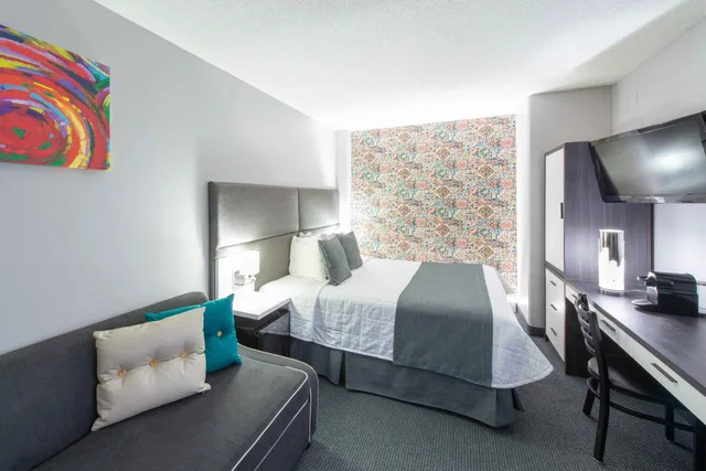 غرفة ركنية بسرير كوين مع أريكة، Travelodge Hotel By Wyndham Montreal Centre 10/10