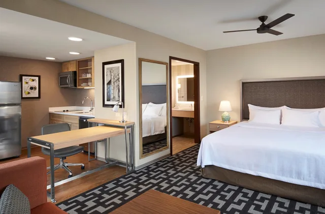 1king Accessible Roll in Shower Studio Nosmok، Homewood Suites by Hilton Chicago West Loop Fulton Market Area 1/6