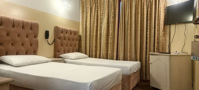 غرفة قياسية بسريرين منفصلين، QUEENS HOTEL 2/3
