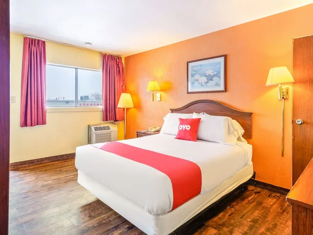 غرفة بسرير كينج، OYO Hotel Downtown Peoria I-74 4/10