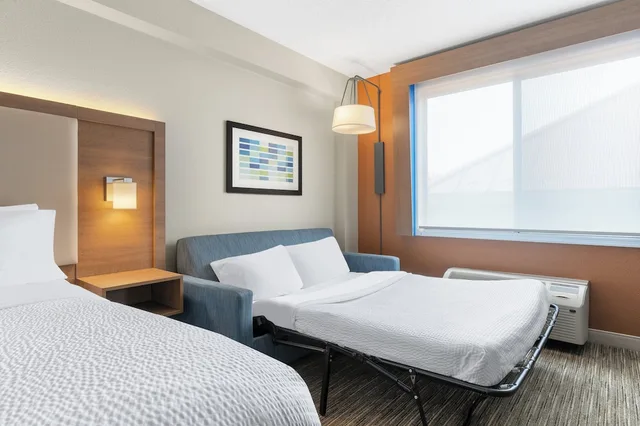جناح بسرير كينج مع أريكة، Holiday Inn Express Suites Coralville 1/5