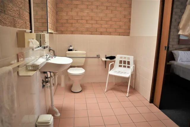 Room, 1 Queen and 1 Single Bed, Accessible, AALANA MOTOR INN 5/5