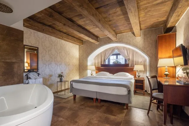 غرفة ديلوكس ركنية بسرير مزدوج بحوض استحمام، Pytloun Chateau Hotel Ctenice 1/1