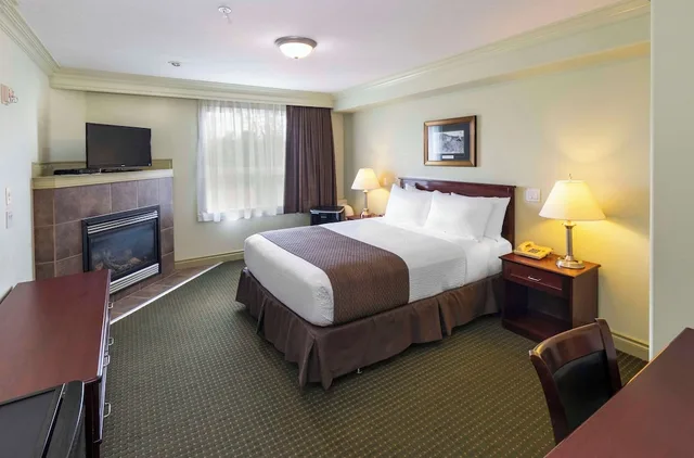 Standard, Queen Bed, Quality Inn & Suites Whitecourt 6/10