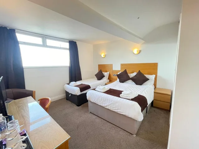 غرفة قياسية ثلاثية بسرير مزدوج، Four Saints Brig Y Don Hotel 1/3