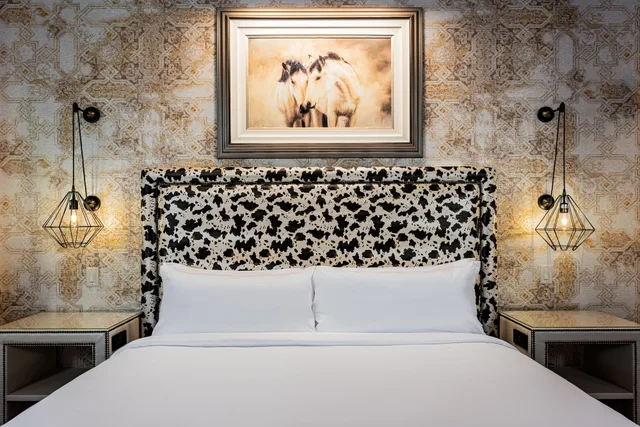 جناح بسرير كينج مع أريكة، Brownwood Hotel & Spa 2/3