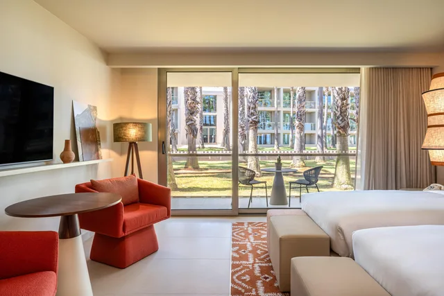 غرفة بريميوم عائلية بسرير كينج وسريرين منفصلين بإطلالة على الحديقة بحوض استحمام، Kimpton Atlântico Algarve, an IHG Hotel 4/6