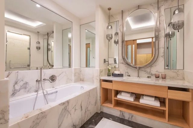غرفة غراند ديلوكس بسرير كينج بإطلالة على البحر بشرفة، The St. Regis Doha 5/6