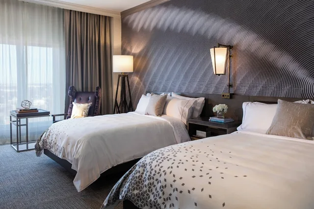 غرفة بسريرين مزدوجين بشرفة، Renaissance Waterford Oklahoma City Hotel 1/2