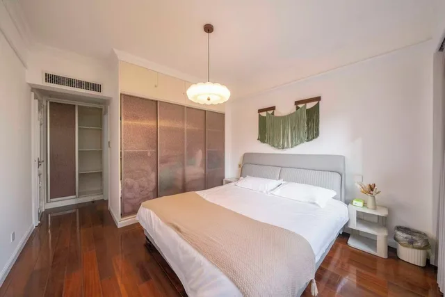 Senior, Apartment, 1 Queen and 3 Double Beds، Book and Bed-People's Square 3/10