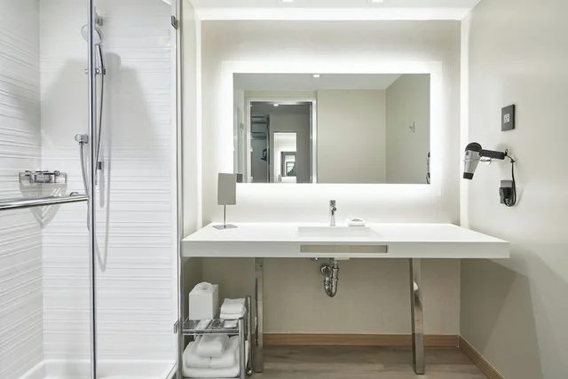 غرفة بسريرين كوين بشرفة بإطلالة، AC Hotel by Marriott Fort Lauderdale Beach 4/4