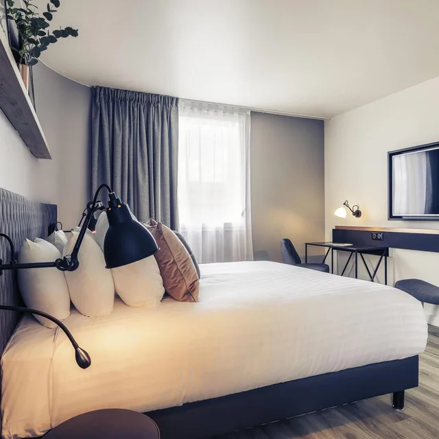 Family, 1 Double and 1 Single Bed, Mercure Paris Gennevilliers 3/5