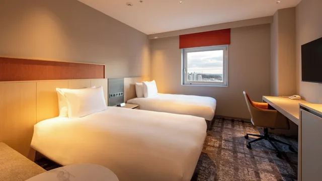 غرفة بريميوم ركنية بسريرين منفصلين مع دخول صالة النادي، ANA Crowne Plaza Akita by IHG 2/4