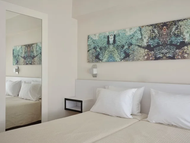 غرفة بسريرين منفصلين بإطلالة على البحر، Atlantica Sancta Napa Resort 1/2