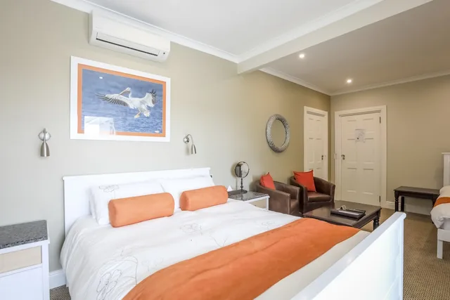Luxury, Queen Bed, Lake Side, Balcony، Orange Inn Knysna 3/10