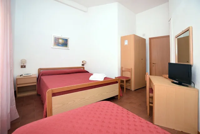 غرفة اقتصادية ثلاثية بسرير مزدوج وسرير فردي بغرفة نوم واحدة، Hotel Timiama 1/2