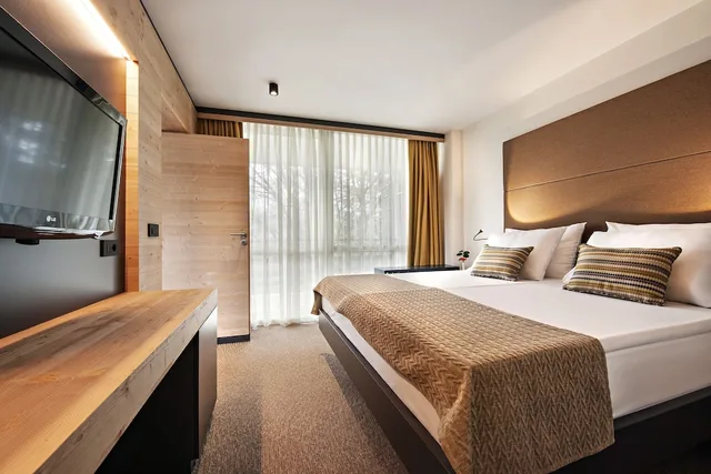 جناح بريميوم بسرير كوين بإطلالة على البحيرة بشرفة مع أريكة، Rikli Balance Hotel 1/3