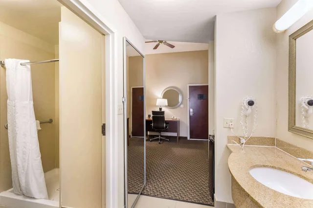 Efficiency, Suite, King Bed, Sofa، Comfort Suites Elkridge Columbia Gateway 4/5