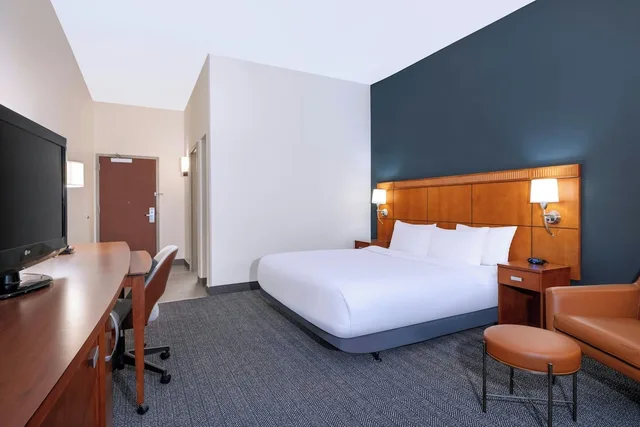 غرفة بسرير كينج لذوي الإعاقة، Courtyard by Marriott Tampa North/I-75 Fletcher 2/7