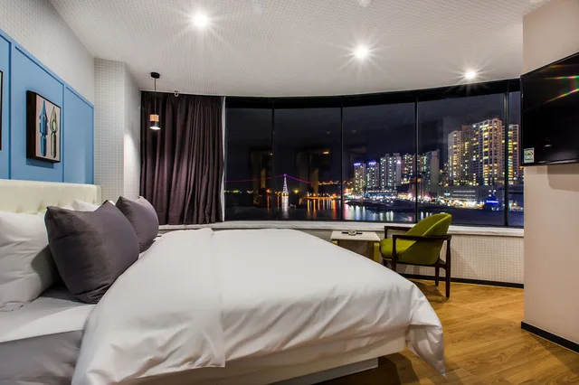 Panoramic, Queen Bed, Beach Front, Brown-Dot Songdo 3/6