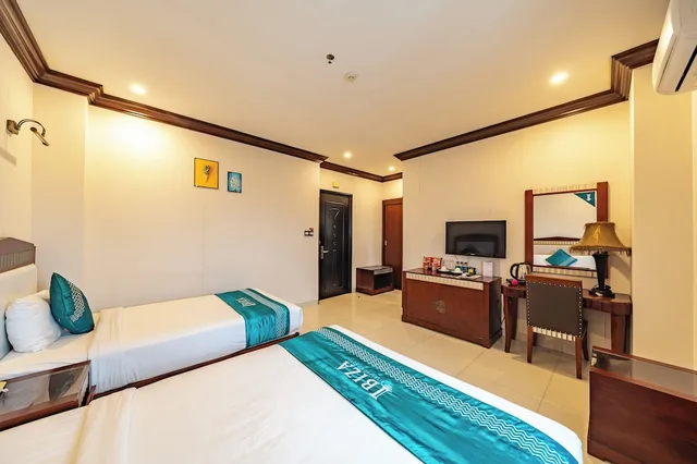 غرفة سوبيريور ثلاثية بسرير كوين وسرير فردي بإطلالة على المدينة، Ibiza Riverfront Hotel Da Nang 1/4