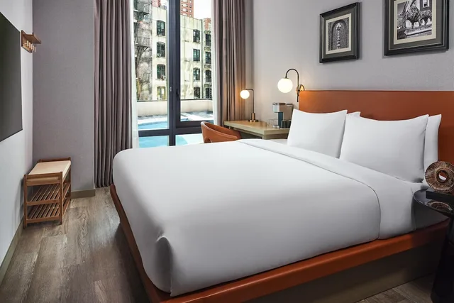 غرفة بسرير كينج بإطلالة على الفناء، The George at Columbia, Tapestry Collection by Hilton 2/5