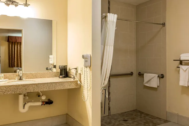 غرفة قياسية بسرير كوين لذوي الإعاقة، Quality Inn Lake Elsinore 4/4